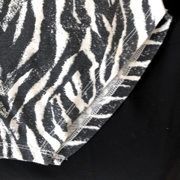 Very loose fitting H&M black and white print top - Picture 7 of 7